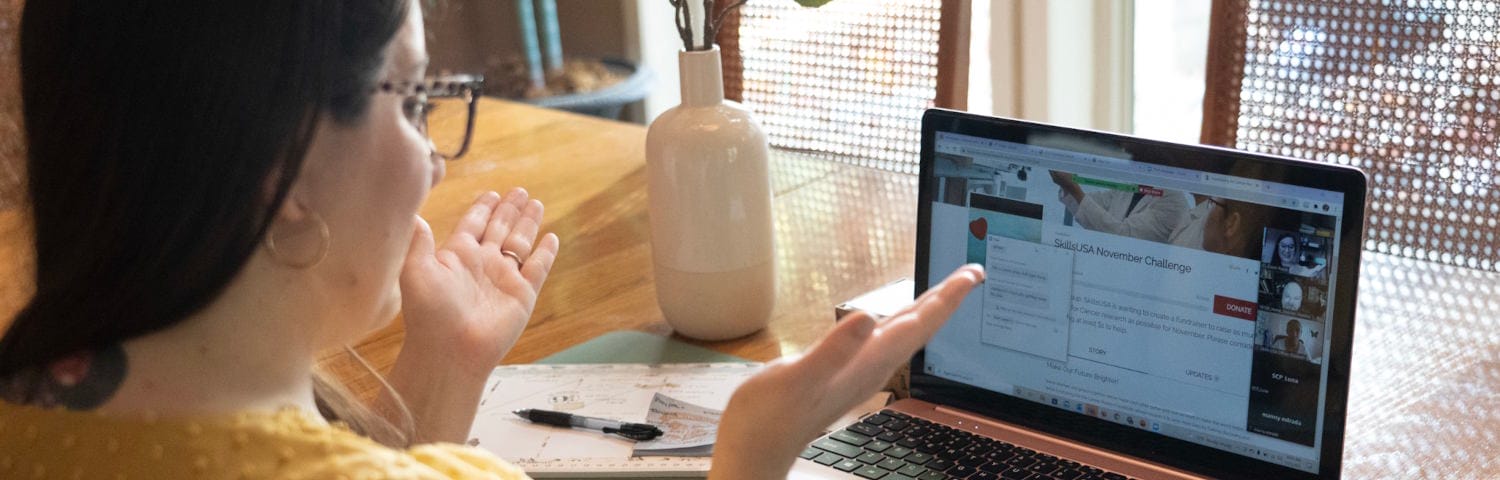 Student, der an einem Online-Kurs teilnimmt