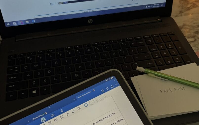 Ein Laptop und ein Tablet, auf denen Lernmaterial zum Thema "Basic Life Support I" angezeigt wird. Auf dem Laptop-Bildschirm ist Text zu Notfallszenarien zu sehen, während auf dem Tablet handschriftliche Notizen zum Thema angezeigt werden.