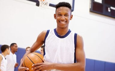 Junger Junge spielt Basketball