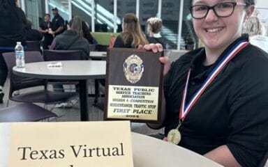 Ein Kind hält eine Plakette