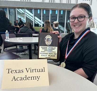 Ein Kind hält eine Plakette