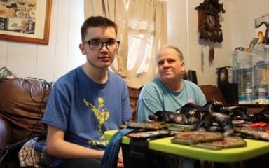 Ein Kind und eine Person sitzen in einem Raum