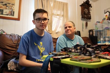 Ein Kind und eine Person sitzen in einem Raum