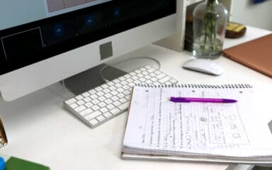 Tastatur, Notizbuch und Bleistift