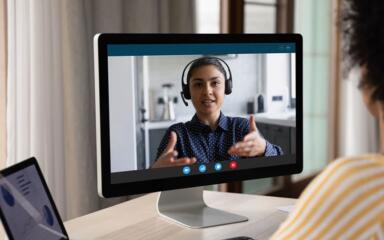 Person in virtueller Sitzung