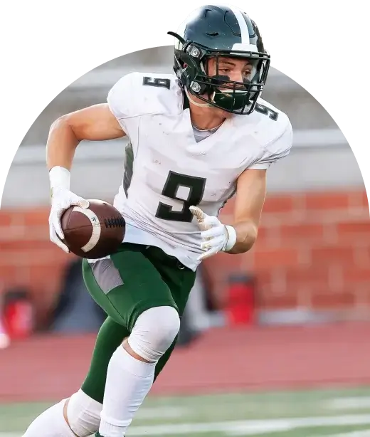 Junger Mann beim Fußballspielen