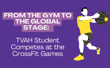 Grafik mit violettem Hintergrund, die einen Athleten zeigt, der mit einem Medizinball ausholt. Der Text lautet: „Vom Fitnessstudio auf die Weltbühne: TVAH-Student nimmt an den CrossFit Games teil.