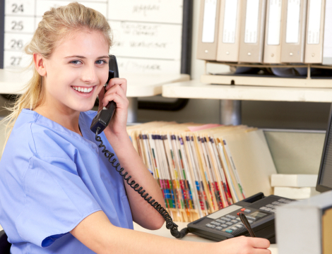 Gesundheitsstudent beim Beantworten eines Telefonanrufs