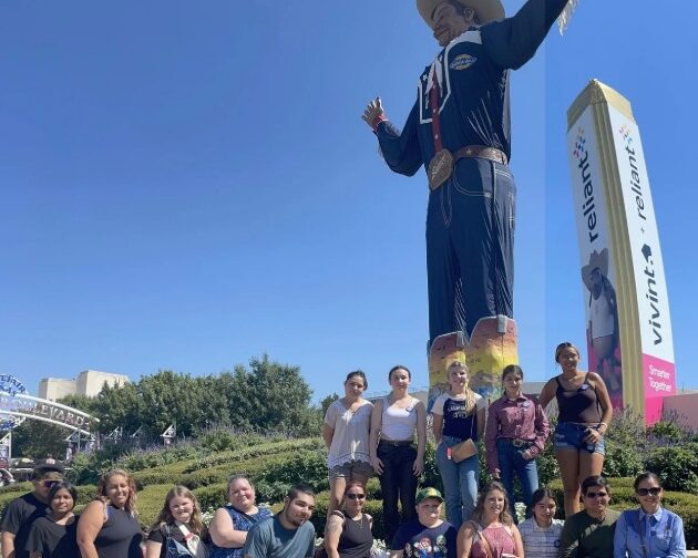 Frau Abbe und Frau Dwyer mit allen Schülern bei der Veranstaltung